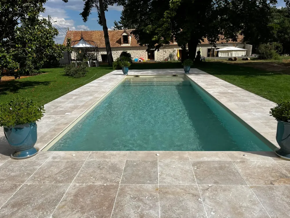 Piscine à débordement près de Bois-le-Roi